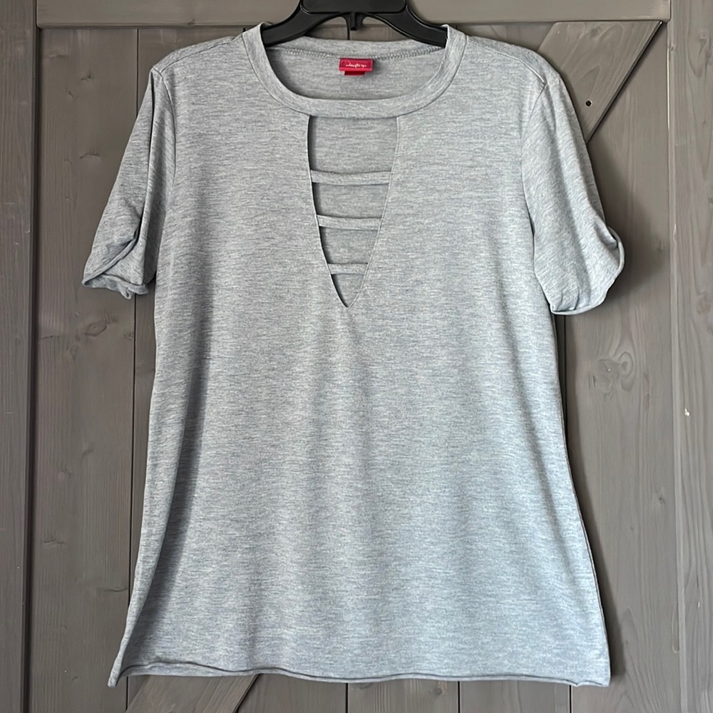 Daytrip | Grey Keyhole T-shirt | Size: Large
